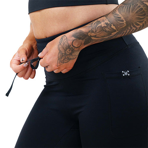 close up of the drawstring on the solid black leggings