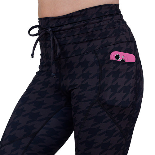 side pocket on the houndstooth patterned leggings