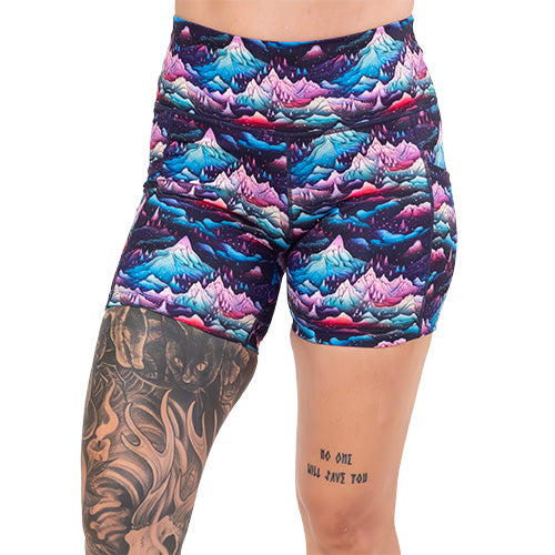 5 inch snowy mountain patterned shorts